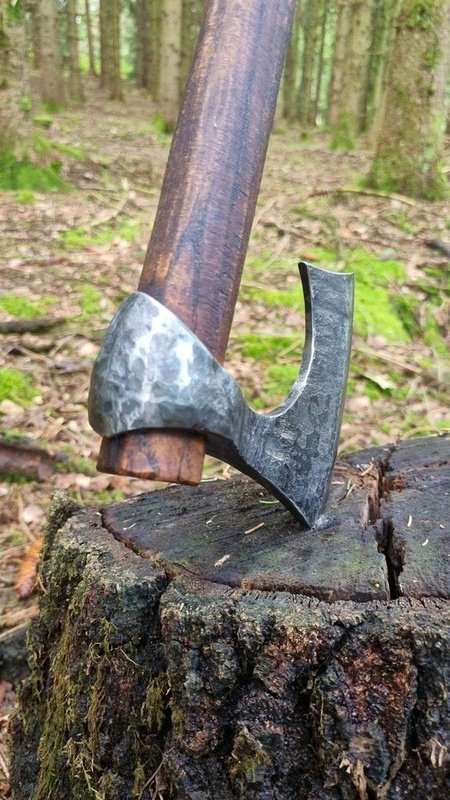 Schlichte Fantasy Bartaxt (Simple fantasy bearded axe) 3