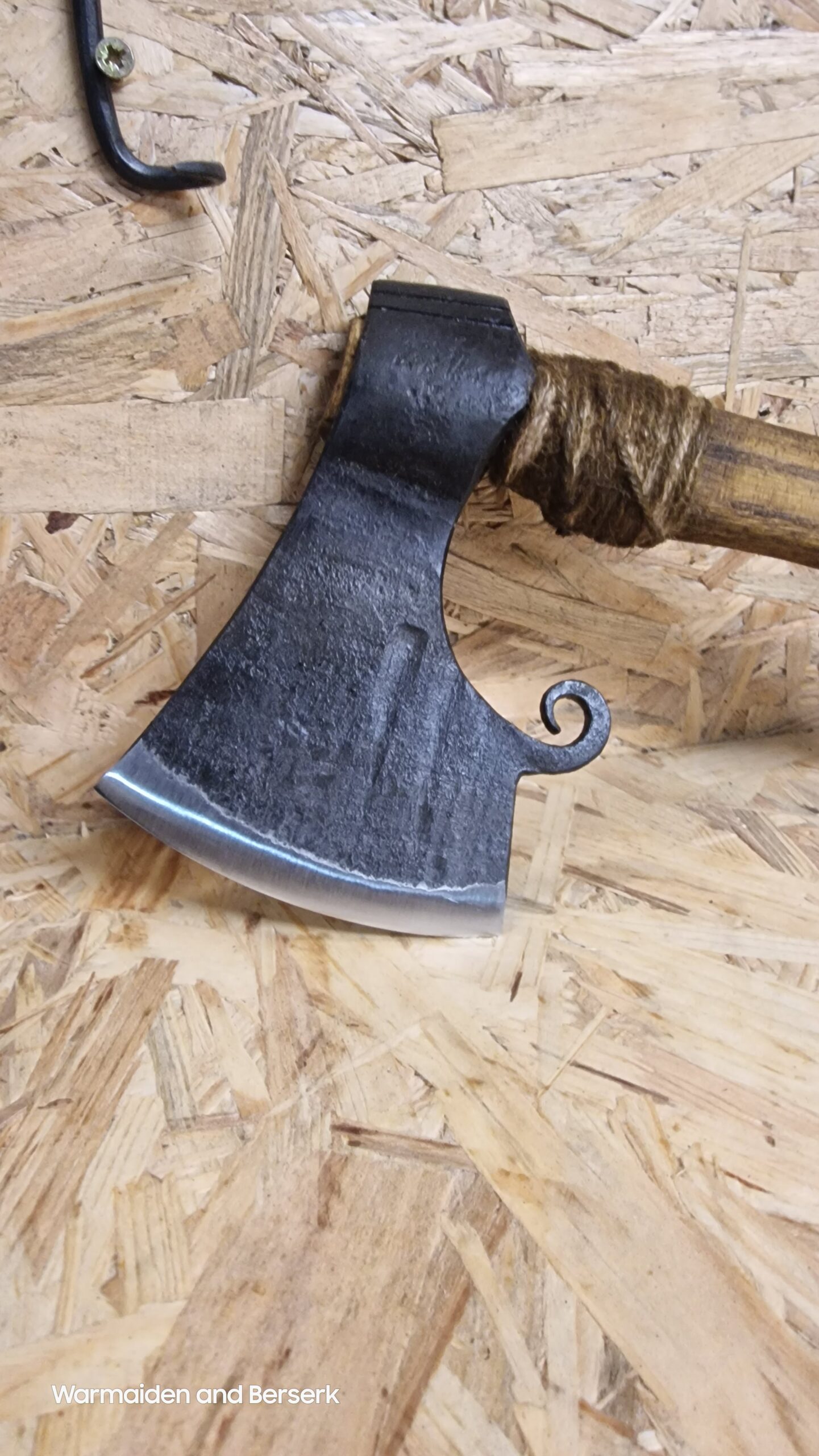 Handgeschmiedetes baltisches Beil 'Baba Yaga' (Hand-forged Baltic hatchet 'Baba Yaga') 6