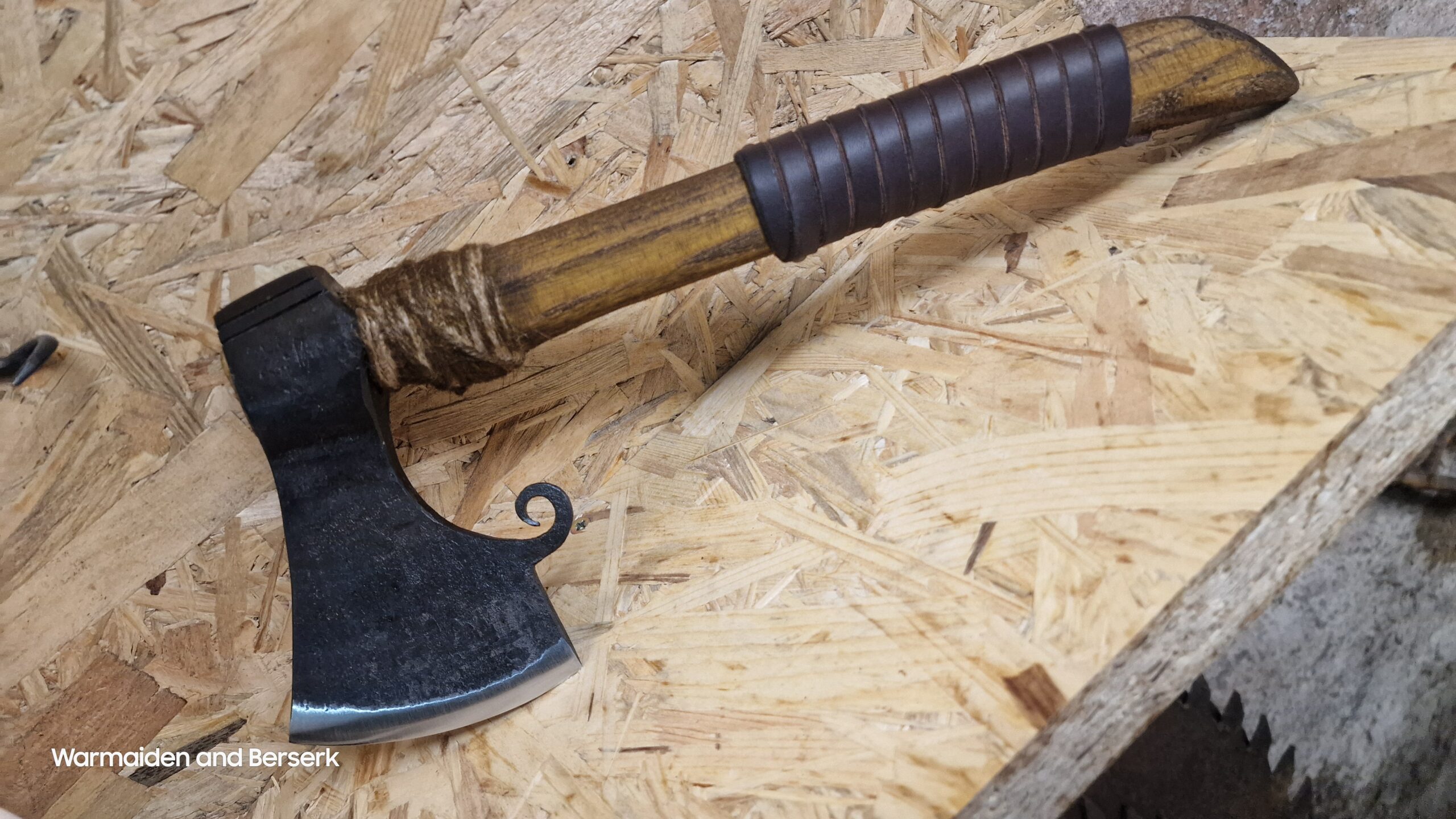 Handgeschmiedetes baltisches Beil 'Baba Yaga' (Hand-forged Baltic hatchet 'Baba Yaga') 5