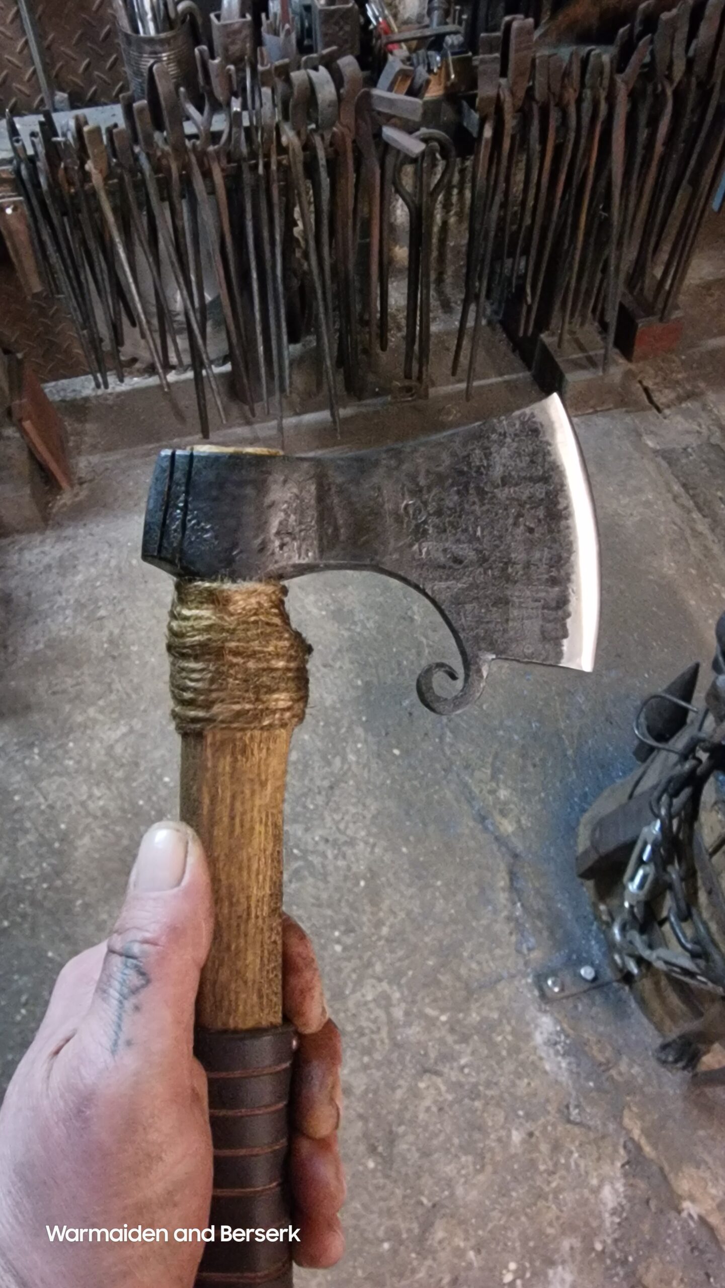 Handgeschmiedetes baltisches Beil 'Baba Yaga' (Hand-forged Baltic hatchet 'Baba Yaga') 3