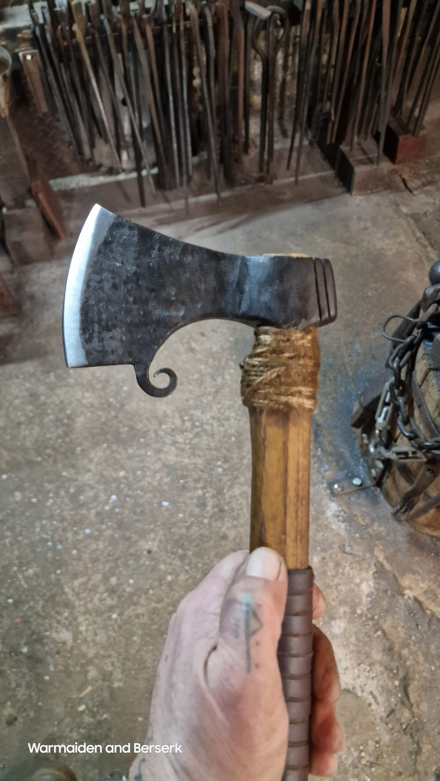 Handgeschmiedetes baltisches Beil 'Baba Yaga' (Hand-forged Baltic hatchet 'Baba Yaga') 2