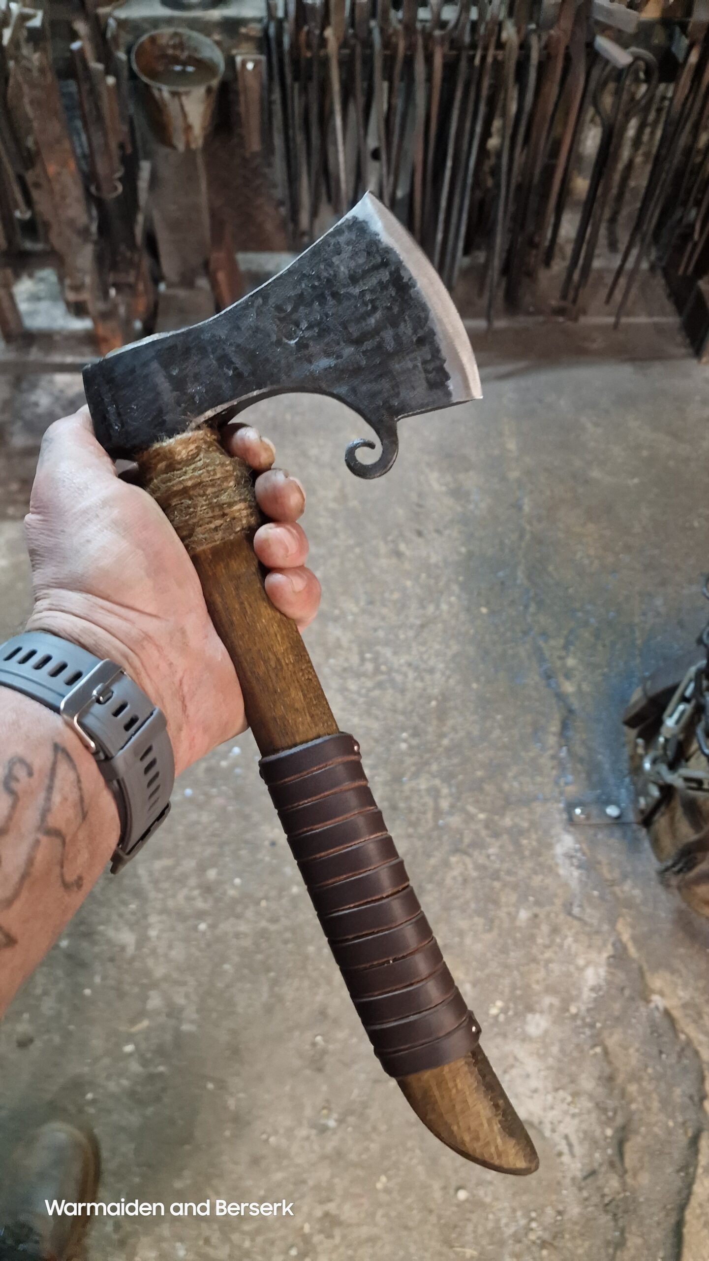 Handgeschmiedetes baltisches Beil 'Baba Yaga' (Hand-forged Baltic hatchet 'Baba Yaga') 1