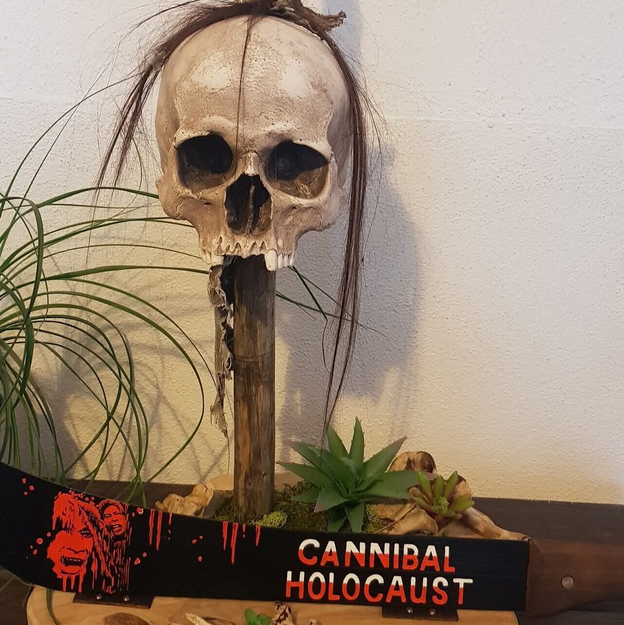 Gepfählter Totenschädel mit bemalter Machete (Impaled skull with a hand-painted machete)
